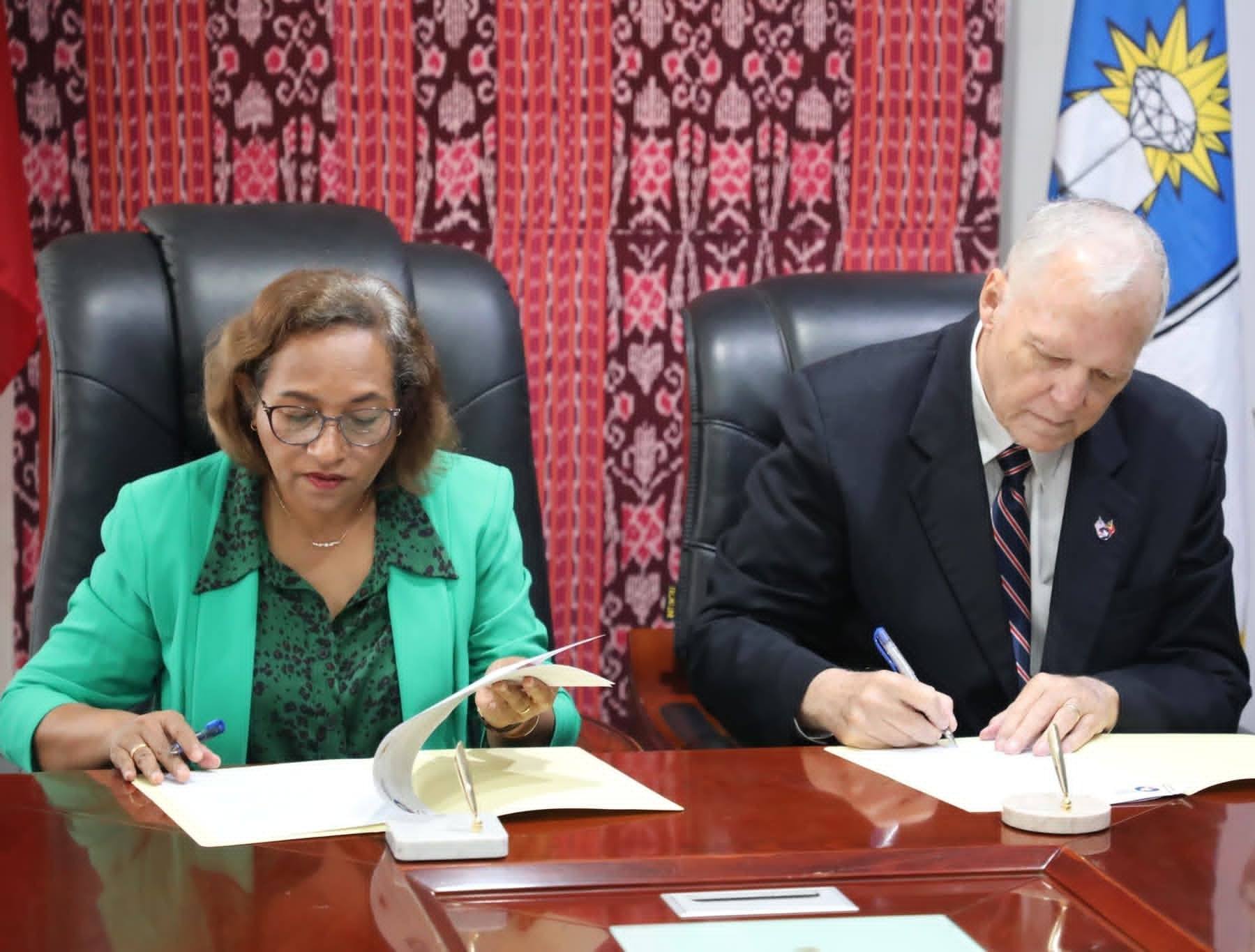 MINISTRA EDUKASAUN HO DIRETÓR CORPO DA PAZ ASINA NOTA ENTENDIMENTU HODI APOIU ESKOLA SIRA IHA LIAN INGLÉS NO JESTAUN ESKOLÁR